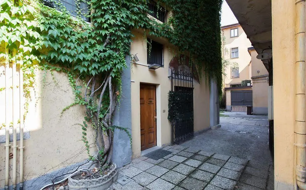 Ekoliving Bed & Breakfast Milano 3*,
